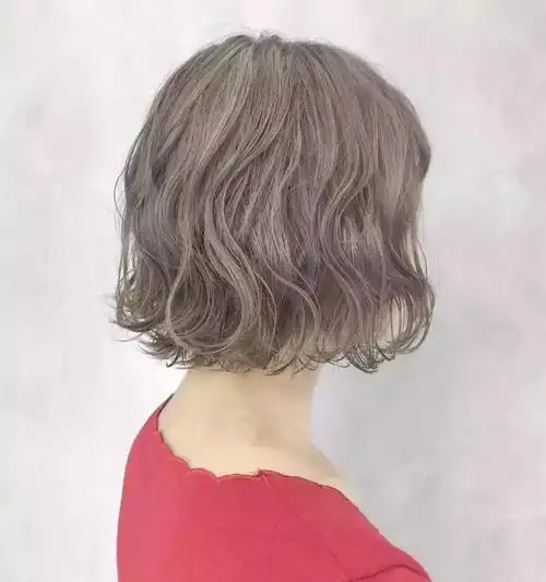 层次分明的"纹理烫"发型