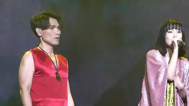 黄龄穿衣风格太大胆了!和杨宗纬同台对唱,简直太养眼了