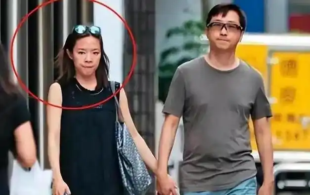庾澄庆全家出席哈利毕业典礼,现任妻子气质非凡,前妻伊能静缺席|离婚