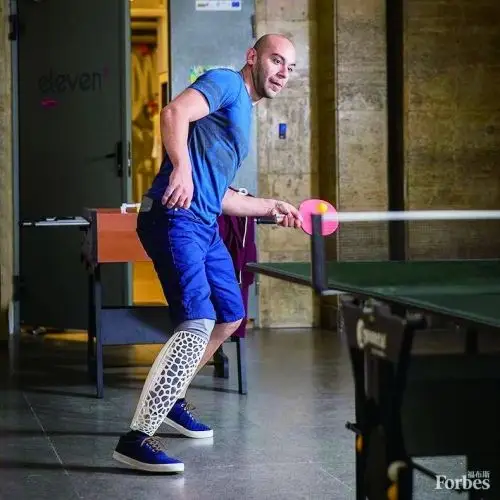 arthesis公司制作的假肢外壳既轻便又时尚.