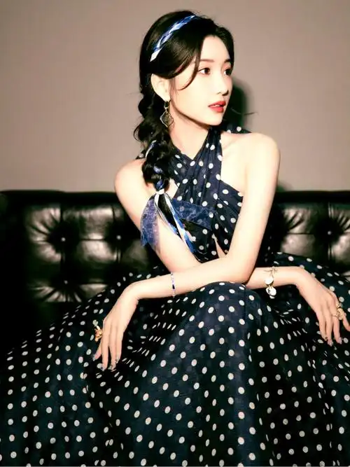 毛晓彤综艺造型,蓝色丝带编发真的有被美到!