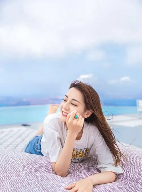 迪丽热巴的蓝色工装,搭配麻花辫造型减龄又好看