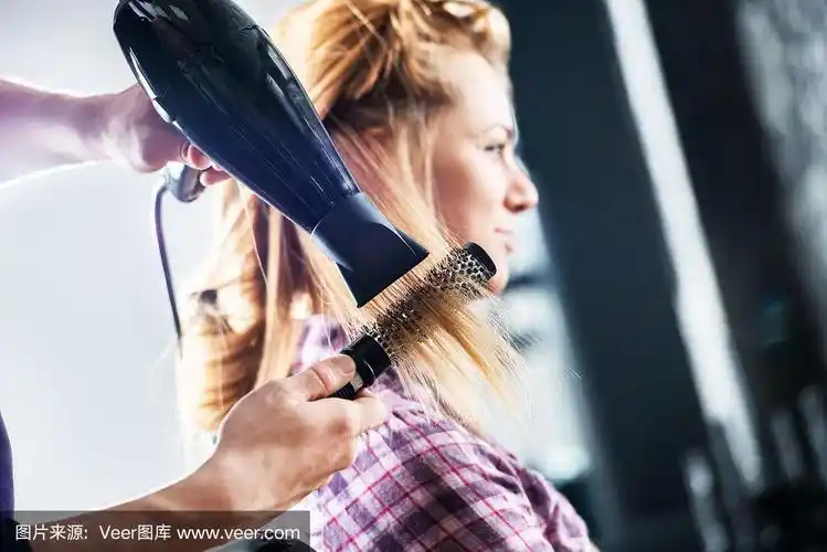在理发店里吹头发.