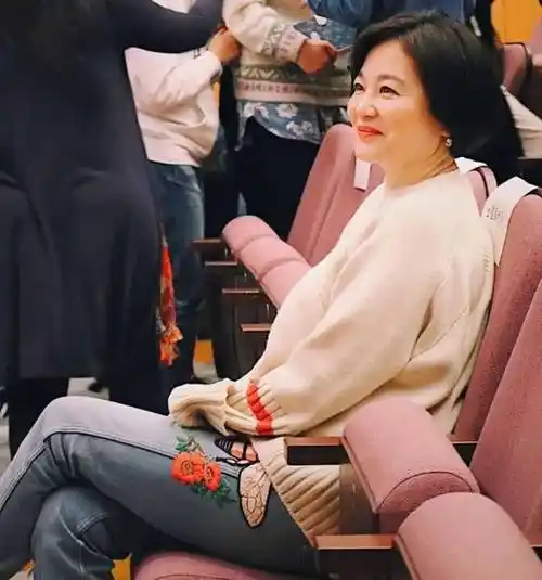 老年林青霞打扮的真清新穿白毛衣配绣花牛仔裤文艺素净又元气