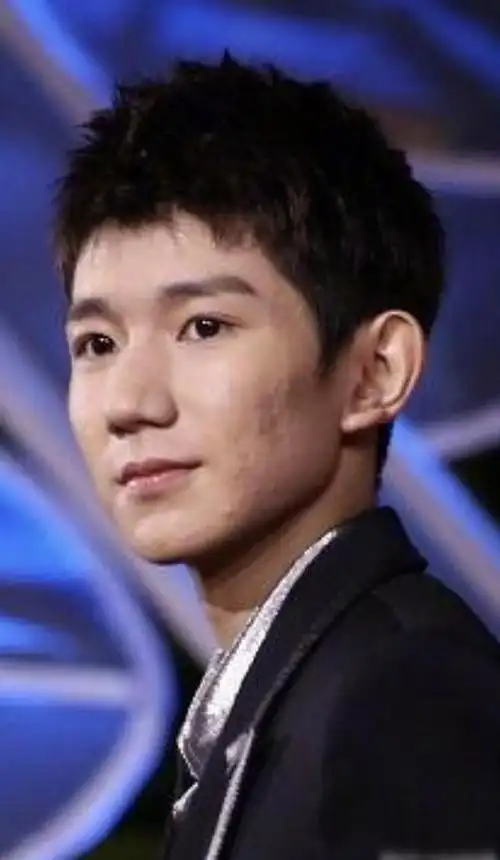 王源回国参加活动脸上痤疮严重网友你才19岁啊