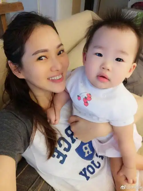 伊能静晒小米粒日常萌照小王子帅气出镜