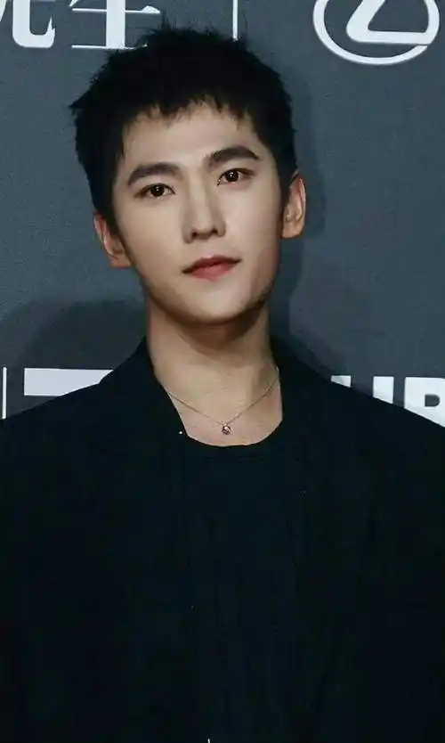 都会有这样的一条词条上热搜"人活着就是在不同年纪反复爱上杨洋"