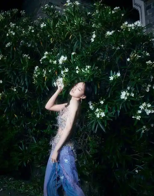 李一桐在花园里的照片穿着隐形萌裙,清凉优雅清纯又充满肉欲_刚从