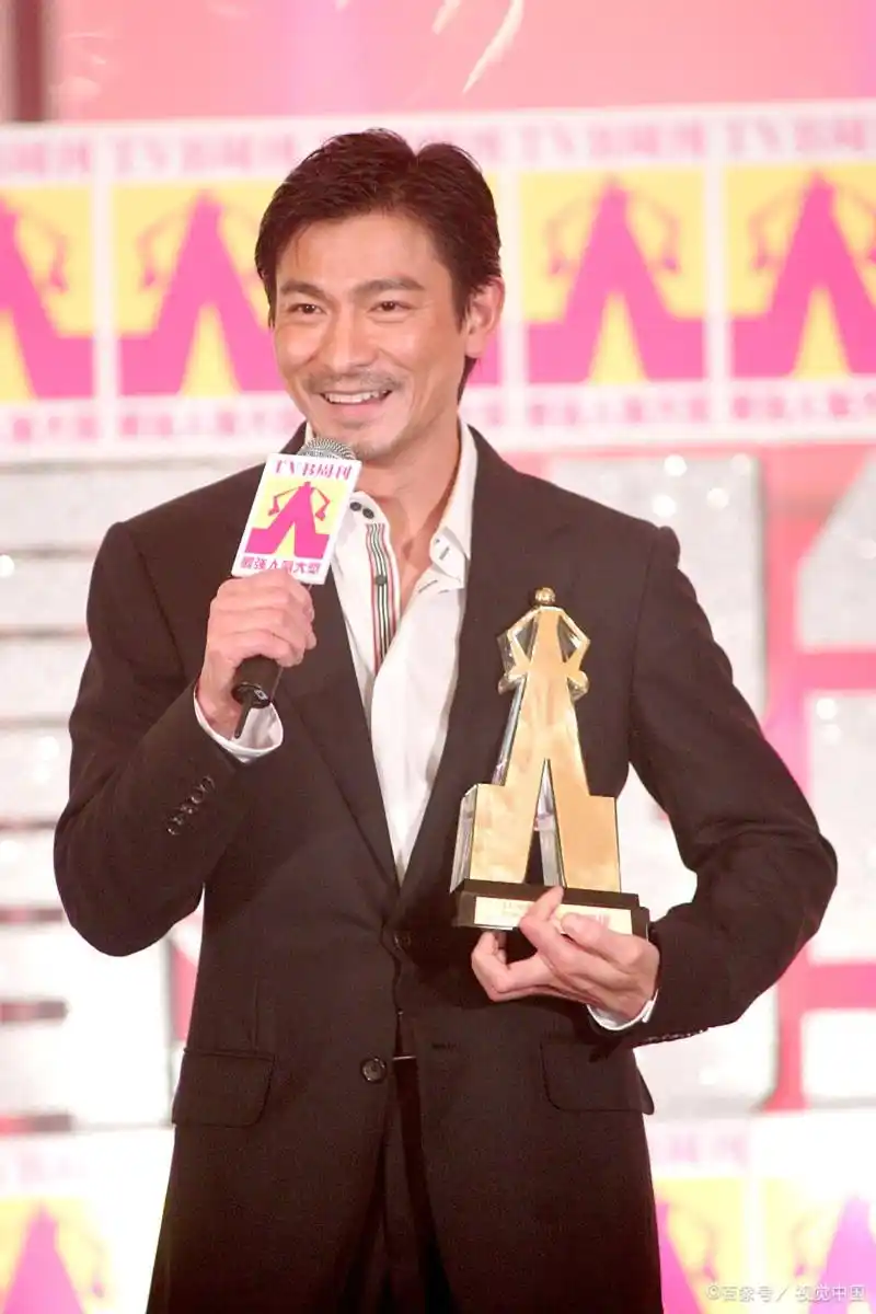 37岁的佟丽娅和59岁的刘德华合拍,看不出两人竟然有22岁的年龄差