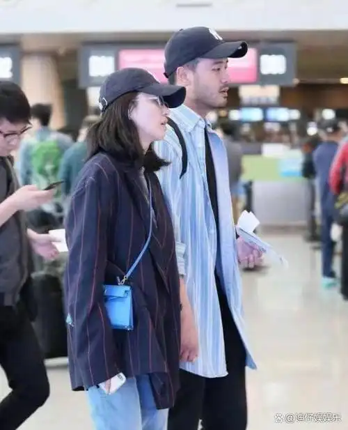 谭维维和老公现身机场,打扮帅气但素颜憔悴,老公络腮胡好帅