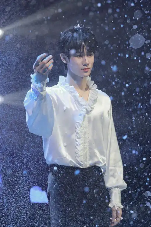 张真源北京大学生音乐节舞台镜头##张真源三载饮霓炽烈当极