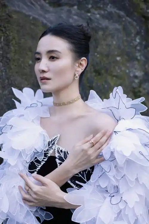 宋佳穿俄罗斯礼服闪耀美国!