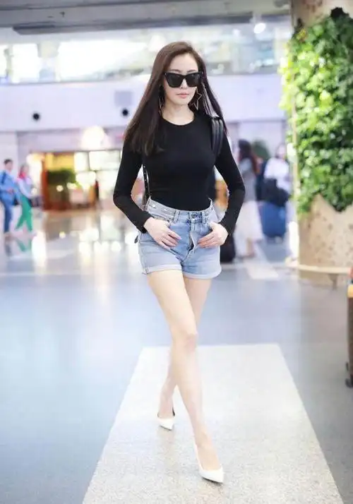 张天爱真会打扮穿二分裤还配高跟鞋显得腰又细腿又长