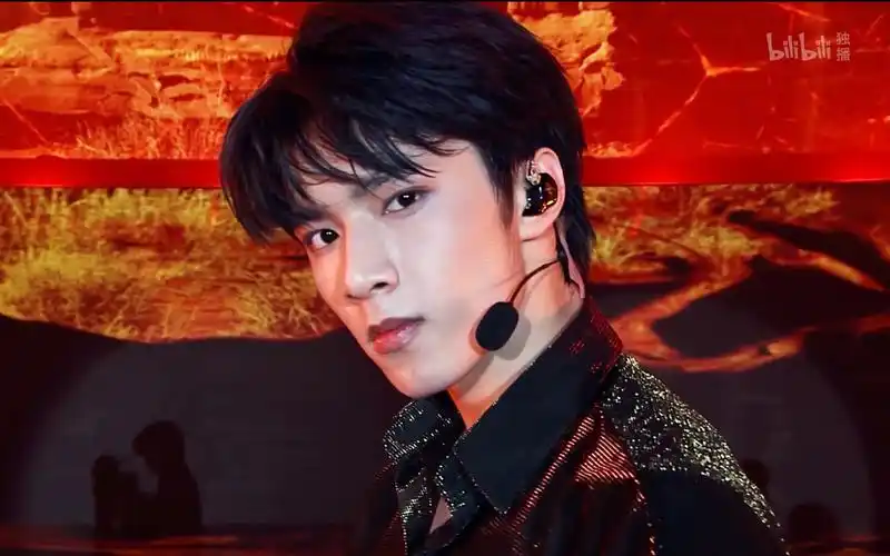 致命的男高千万别眨眼不看会后悔的神级舞台直拍刘耀文三公舞台直拍