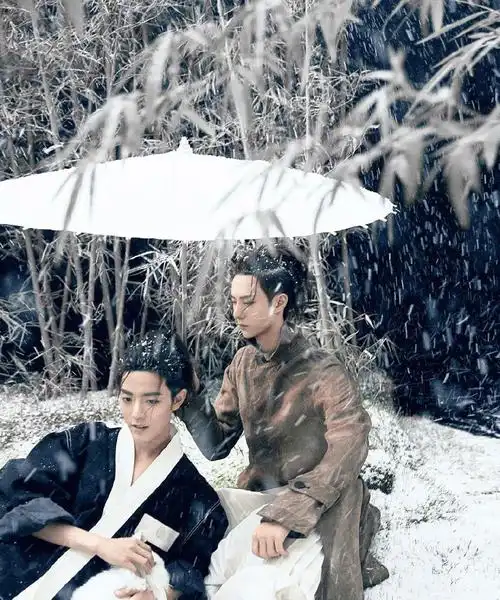 王一博肖战"时尚芭莎"再同框,一正一邪,古装穿搭超懂你的心!