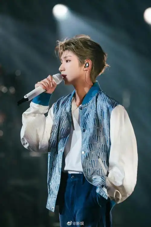 路边有人拿了一把印着王源小时候的照片的气球……|王源_新浪新闻