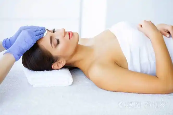 美容师做面部按摩.皮肤护理纯和年轻的皮肤.高分辨率