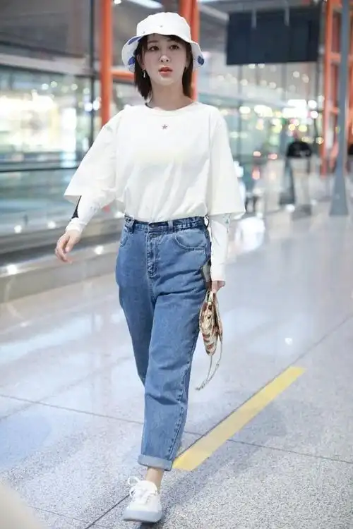 感觉杨紫一直都没怎么变,29岁穿得跟19岁一样,少女感十足还清纯