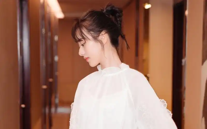 袁冰妍白纱裙写真