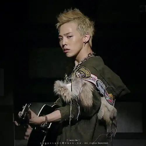 跪求权志龙qq名片背景