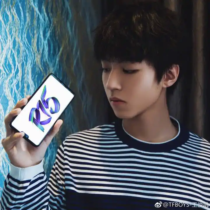 [王俊凯][新闻]180306 王俊凯更博放自拍 手拿手机代言新机造型秒回小