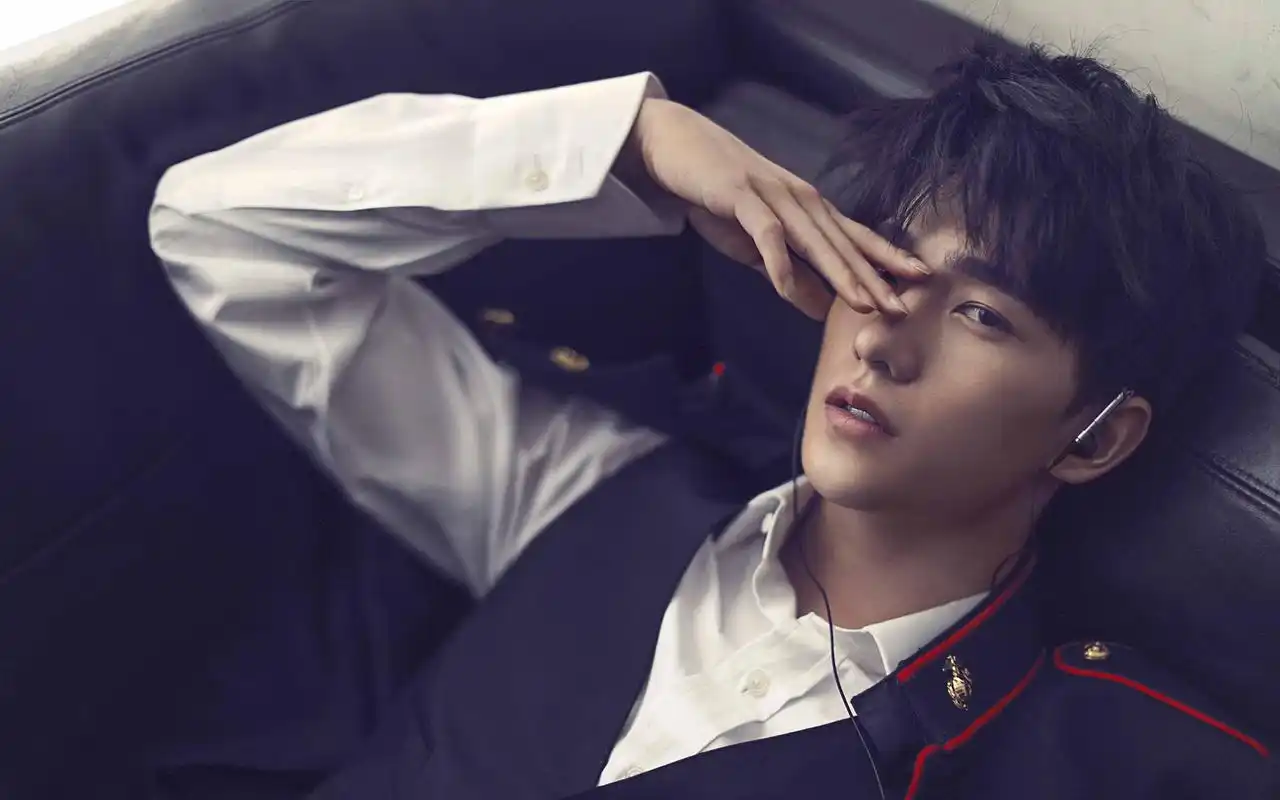 杨洋帅气养眼图片桌面壁纸,帅哥明星杨洋红色西装绅士优雅的养眼写真