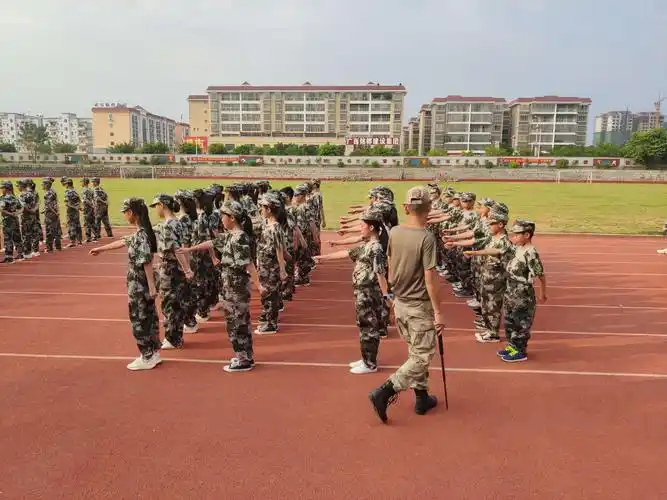 挥洒汗水,战胜自我——武宣县民族初级中学军训纪实(一)