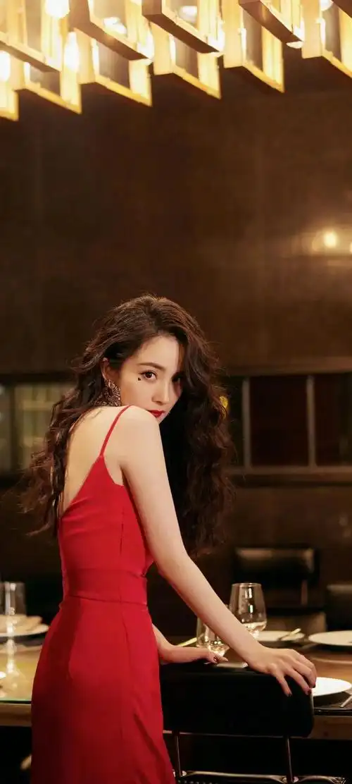 美女系列壁纸第677期,我们为大家带来了魅力四溢的杨幂.