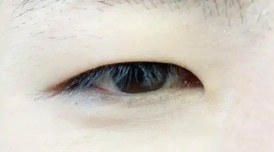 单眼皮好看的女生,一般有以下3个共同点,占一个就很灵动俏皮