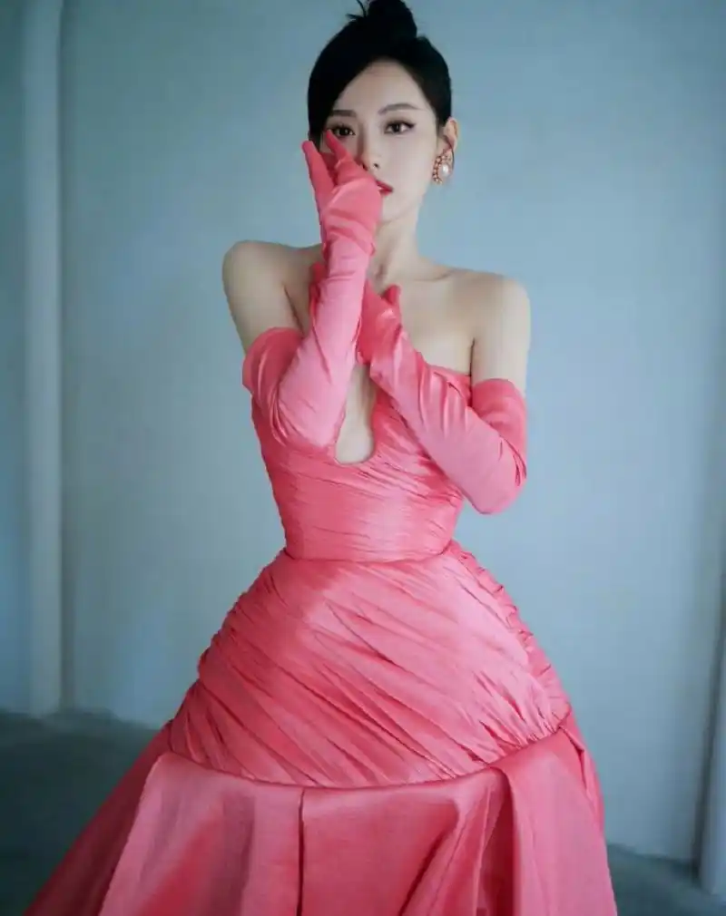 青春靓丽,性感妩媚的#张嘉倪# ,一袭粉色抹胸礼裙,肤白貌美的容颜