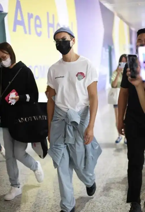陈伟霆私下里够有型的虽然白色t恤很随性但锅盖帽太时髦
