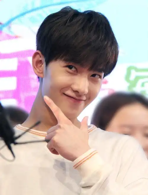 1/ 23 杨洋,1991年9月9日出生于上海,籍贯安徽合肥,毕业于中国人民