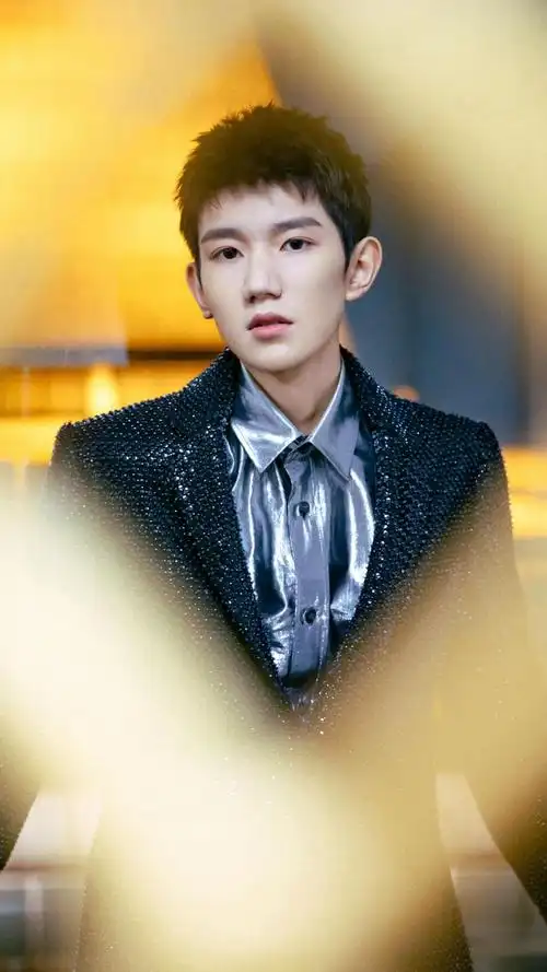 小鲜肉王源酷帅写真