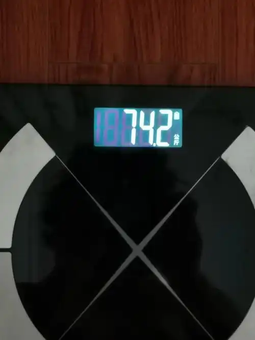 6【今天吃了好多,哭死在体重秤上】早晨:一个杂粮饼两个小米糕午餐