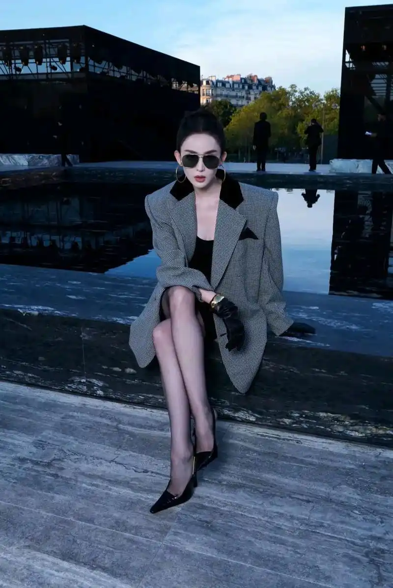 古力娜扎黑丝造型亮相出席活动,美出天际.