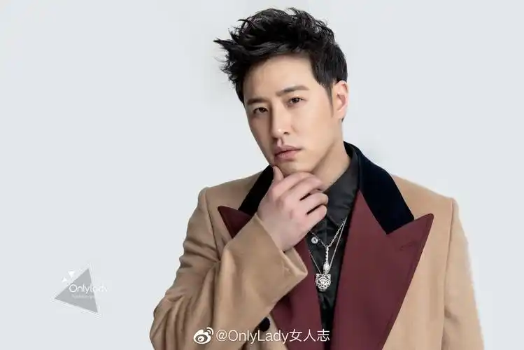 @潘玮柏 今日亮相北京某活动现场,一袭gucci米色长外套_高清图集_新浪