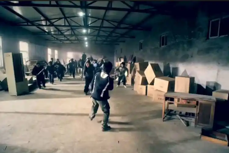 来呀单挑啊我一个人单挑你们一群大老爷们谁怂谁孙子