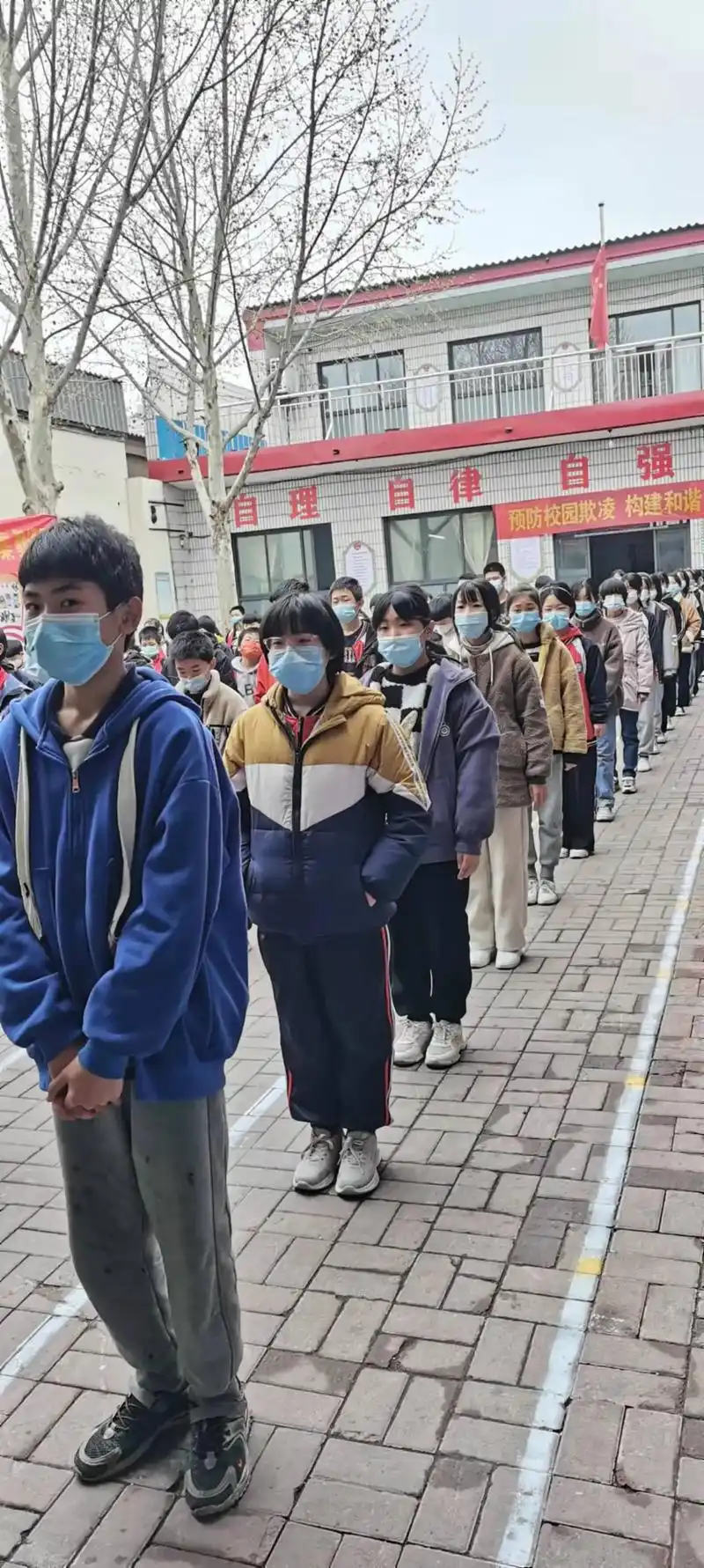 孩子在学校一个月了,这可好了,天天眼巴巴的等老师发照片,恨不 - 抖音