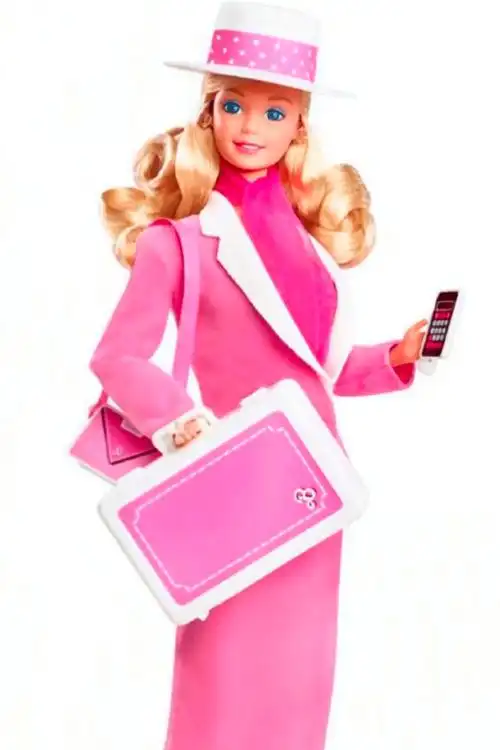 leger独家定制,复刻了历史上第一位芭比娃娃的服装,白色猫眼墨镜和