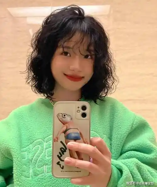 告别老气横秋,中短发这样烫,时尚减龄又显气质_发型