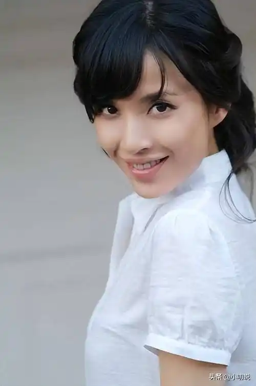 演员李佳:二婚嫁靳东,退圈做全职妈妈,45岁满头白发也幸福