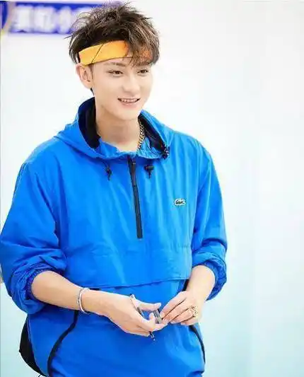 黄子韬《创3》穿搭成亮点,水墨涂鸦套装,时尚感爆棚_元素_造型_色彩