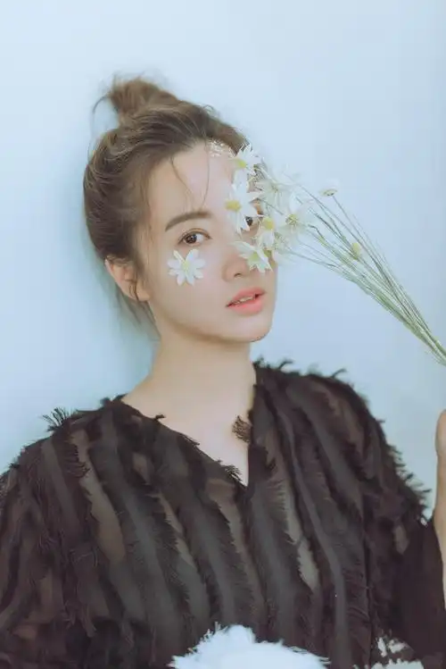 p>刘珈彤,1987年8月21日出生于重庆,毕业于重庆大学美视电影学院表演