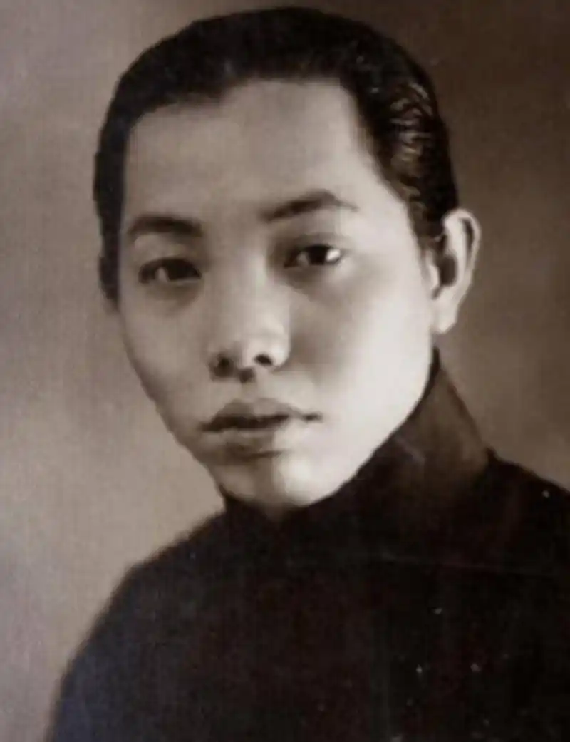 1965年,杜月笙的四姨太姚玉兰外出和朋友打桥牌时,突然感觉浑身燥热