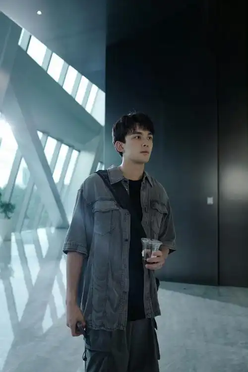 吴磊爱情而已六宫格剧照 宋三川的眼神锁定……|吴磊|剧照|眼神_新浪