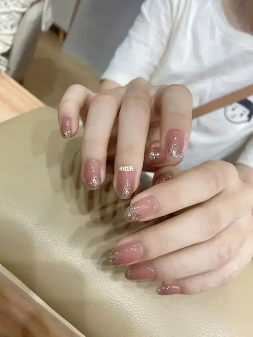 冰透亮片渐变美甲