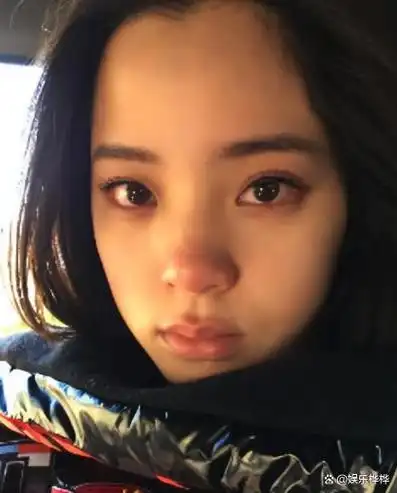 嘴对嘴接吻,欧阳娜娜父亲当众亲吻28岁女儿,太亲密了吧!