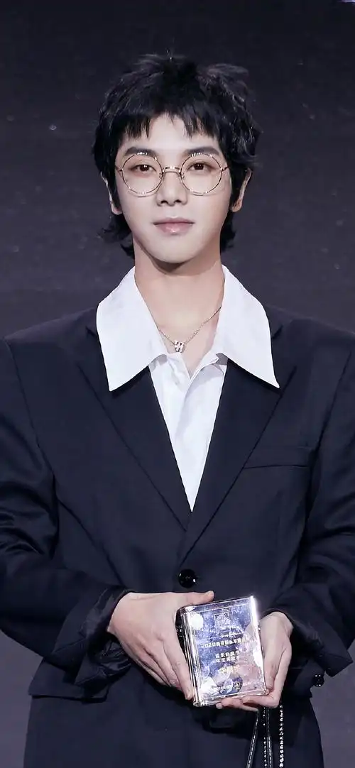 时间:2021-01-15浏览:()标签:华晨宇格式:jpg关注公众号:一抹绿叶