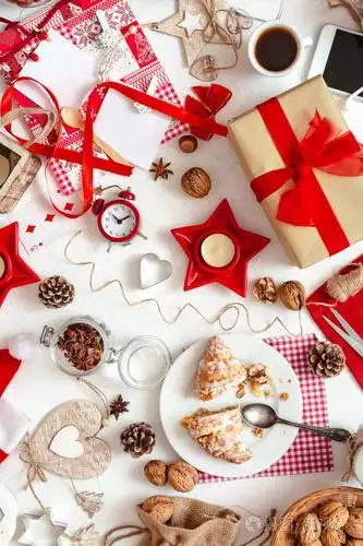 白色背景顶视图上的圣诞装饰品. 各种圣诞物品.