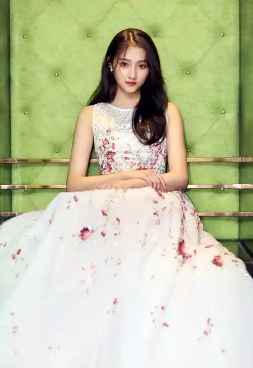 关晓彤江疏影的龙须刘海成为最chic的发型4种方法让你刘海长度尴尬期